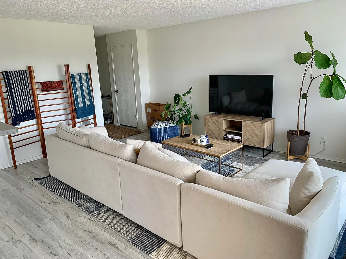 Building Photo - 1720 Ardmore Ave #204