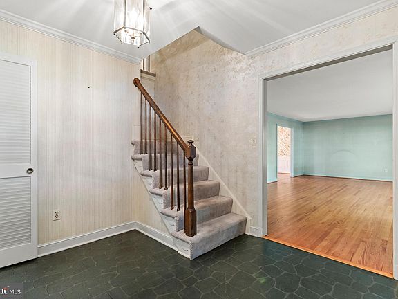 4th image of 483 Old Orchard Cir