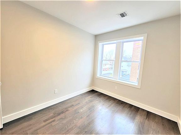 5th image of 535 Hawthorne Ave #201E