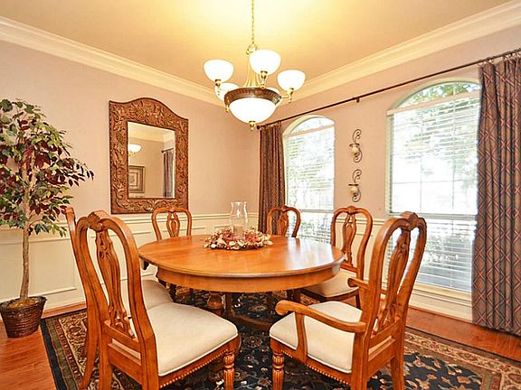 Formal dining w/crown molding & wood floors.