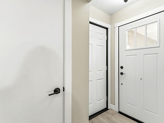 4th image of 2781 Oakview Ln