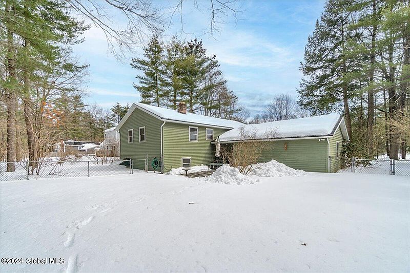 3rd image of 10 Woodlake Drive