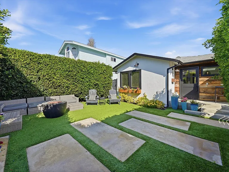 2219 Graham Ave — Photo 15