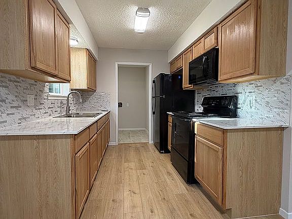 2nd image of 908 S Webb St