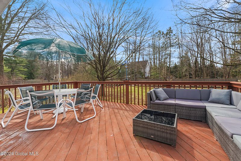 4th image of 6 Kingswood Dr