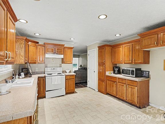 2nd image of 202 Joe Louis St