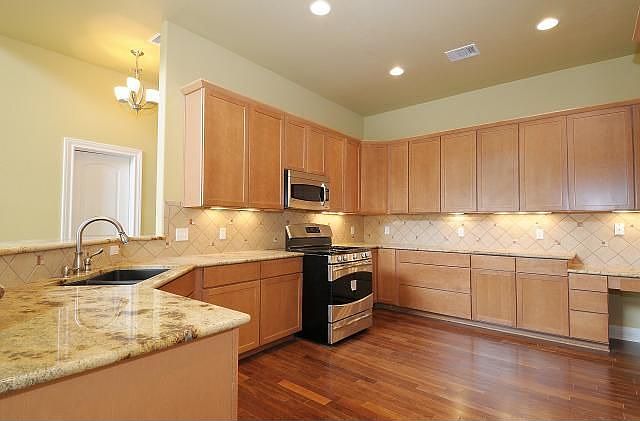 Huge Kitchen & Wealth of Cabinets