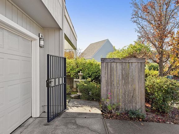4th image of 643 Lobelia Court