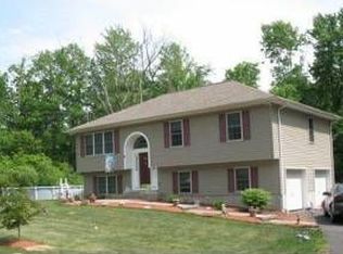 1 Hawk Nest Ln, Wallkill, NY 12589