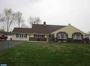 25 Roving Rd, Levittown, PA 19056