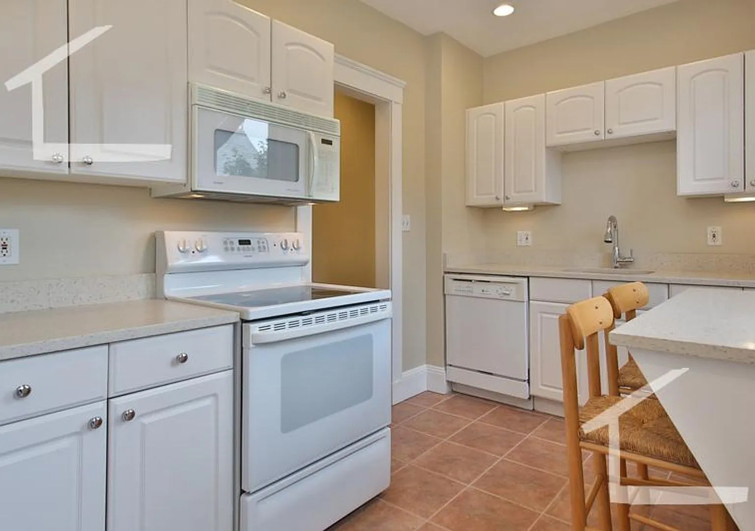 Nice, large 3 bed in the heart of Fenway! — Photo 1