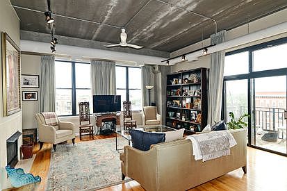3rd image of 1635 W Belmont Ave APT 601