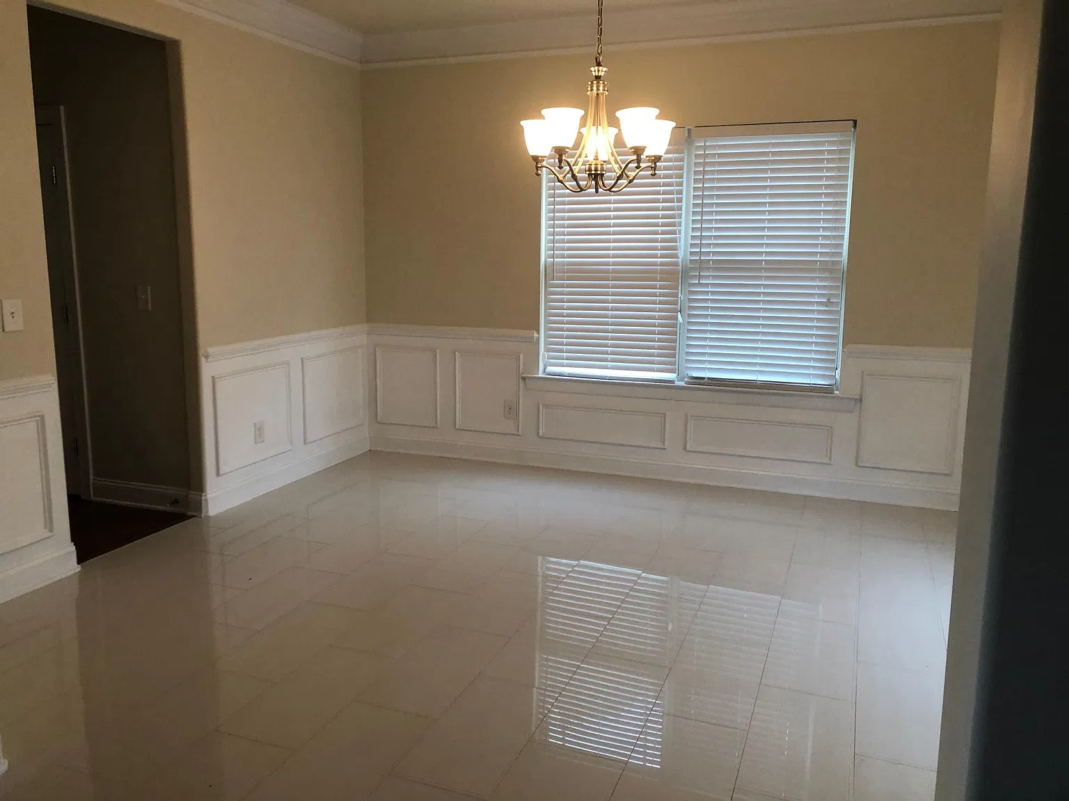 4 bed, 3.5 bath, 2822 sqft, $2,800 — Photo 2