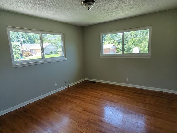 3rd image of 124 Callan Dr Unit B