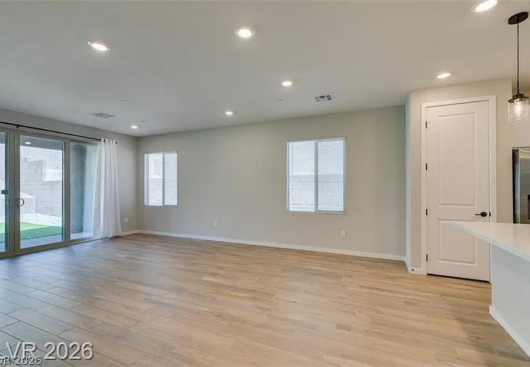 109 Medianoche St — Photo 8