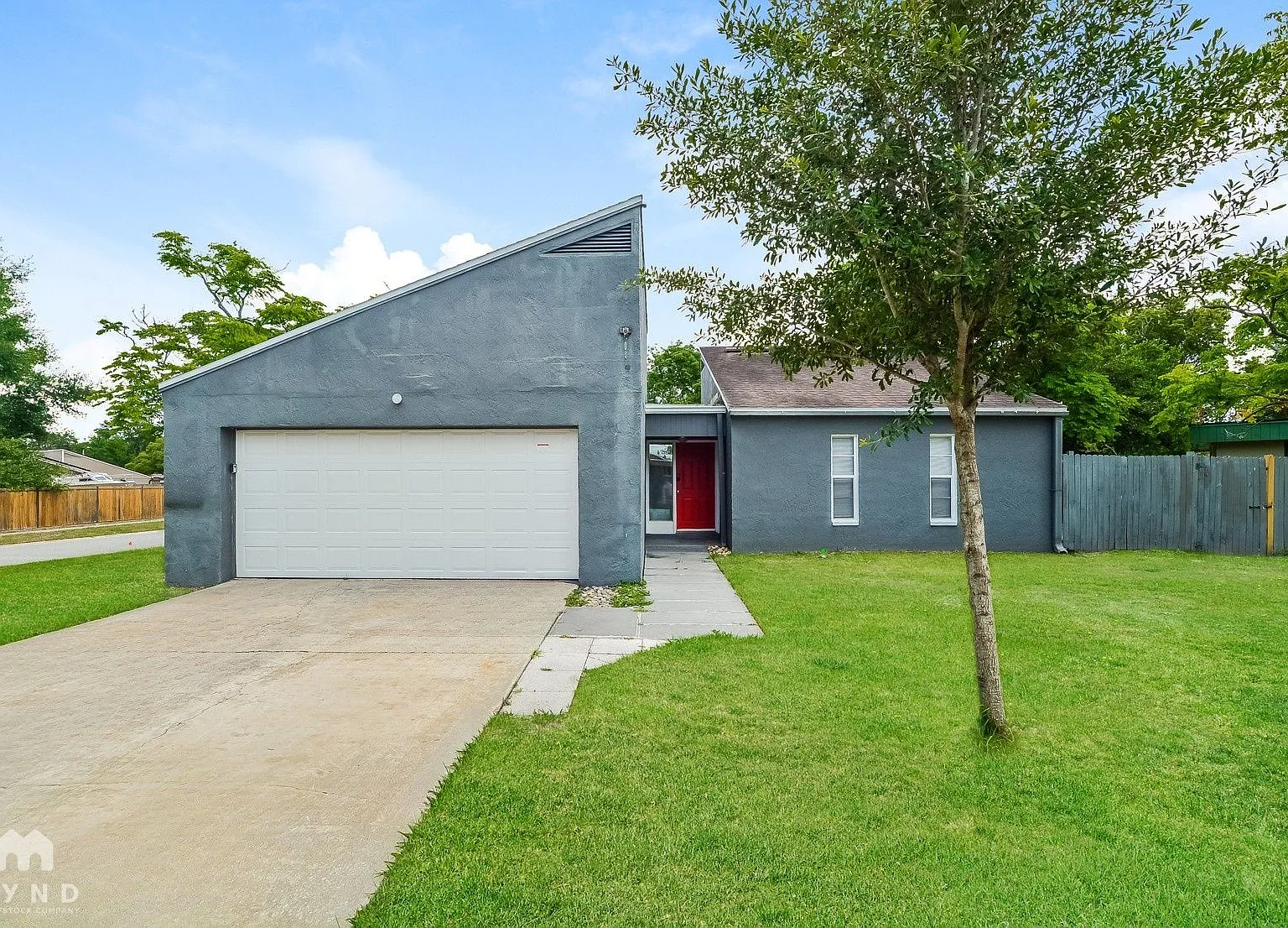 3 bed, 2.0 bath, 1305 sqft, $2,195 — Photo 1