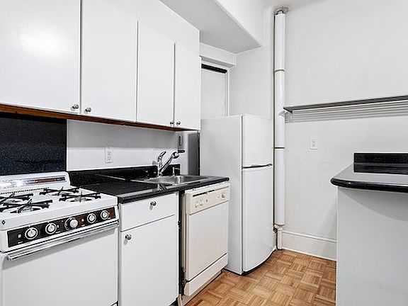 3rd image of 118 W 72nd St APT 303