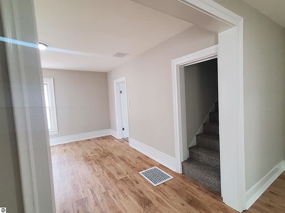 3rd image of 415 Shelby St