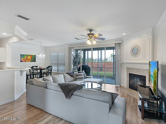 4th image of 11249 Castlemain Cir N