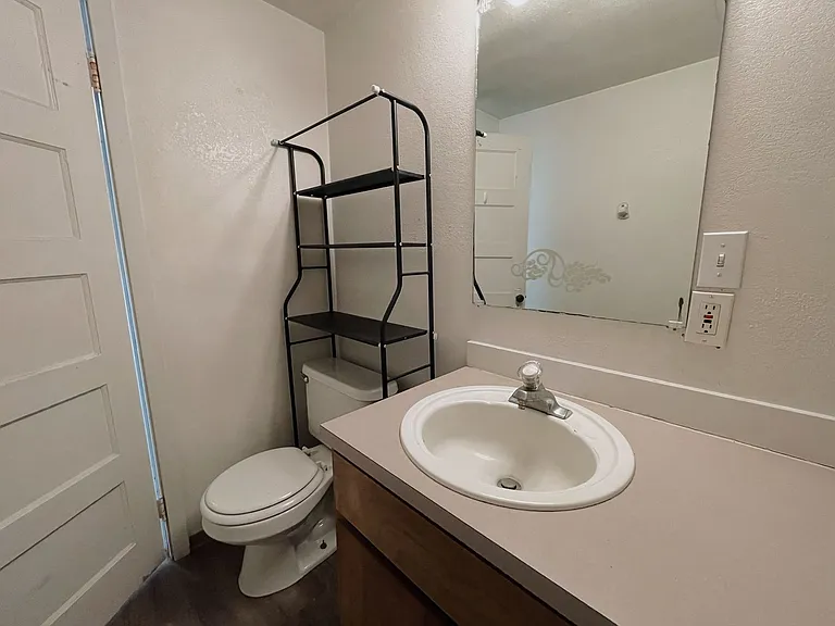 226 N Line St — Photo 34