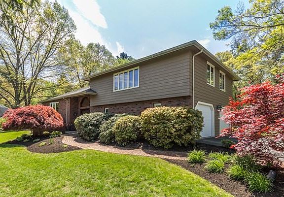 3rd image of 9 N Hill Dr