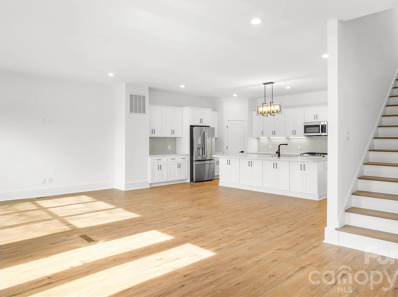 3 bed, 2.5 bath, 2260 sqft, $4,300 — Photo 3