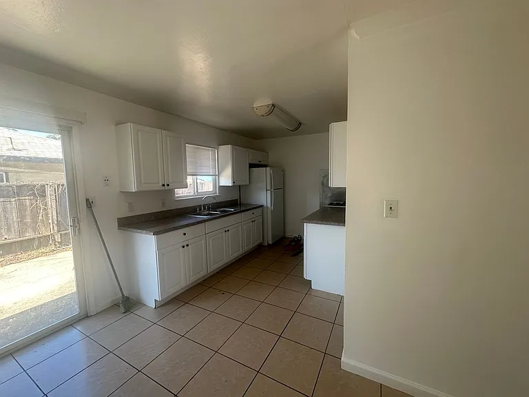 332-348 Bartlett Ave — Photo 10
