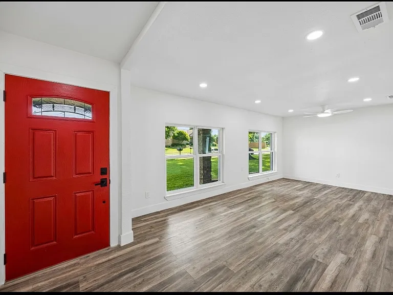 913 Filmore Dr — Photo 3
