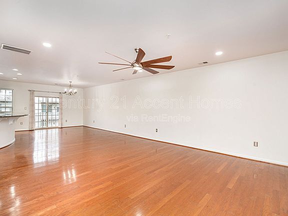 4th image of 8007 Crescent Park Dr