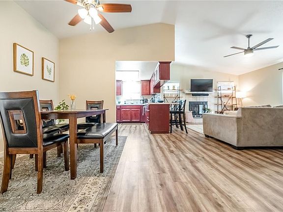 4th image of 2015 E Woodsville Court