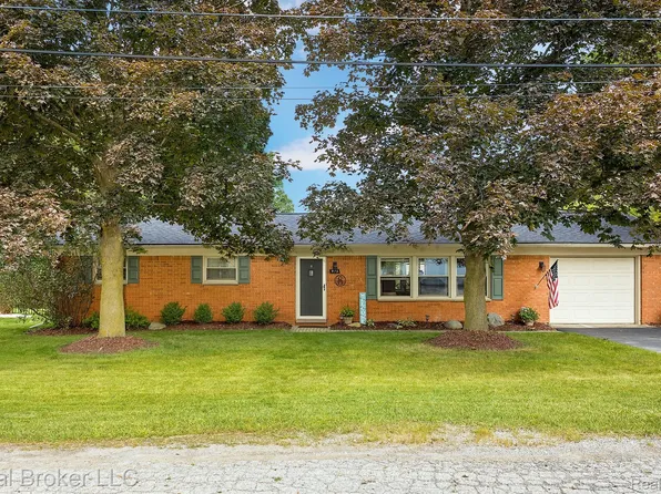 495 Glenn Ct, Lake Orion, MI 48362