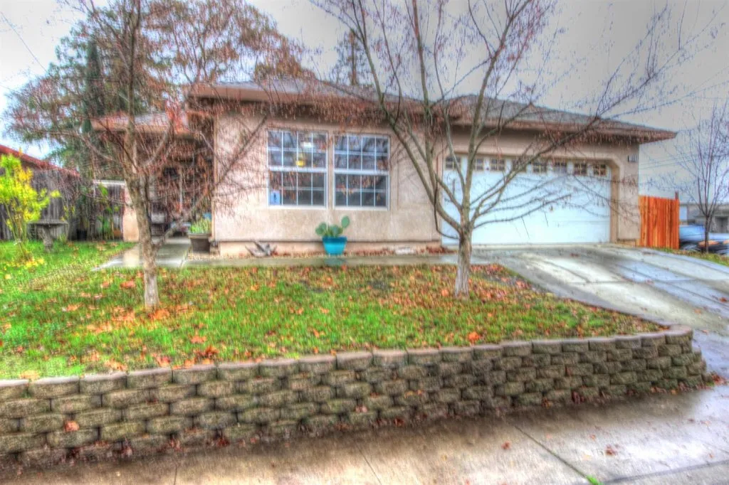 1002 Oak Ln photo 1