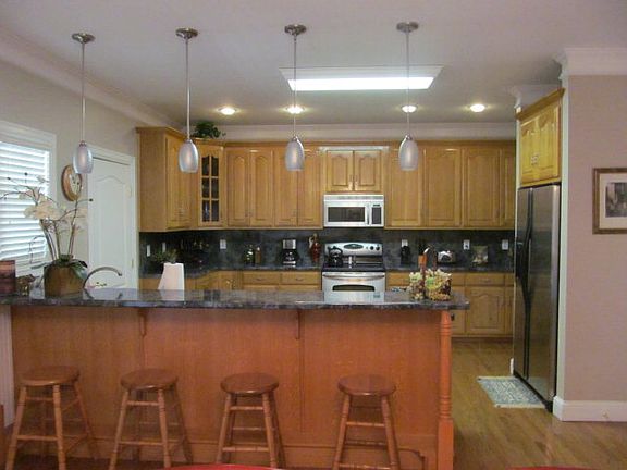 4th image of 375 Emily Ct
