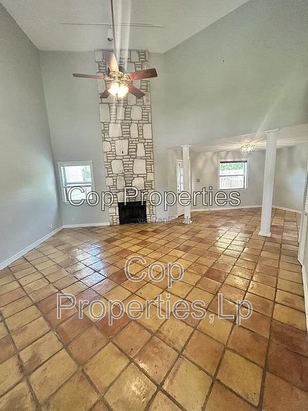 3 bed, 2.5 bath, 1600 sqft, $1,695 — Photo 2