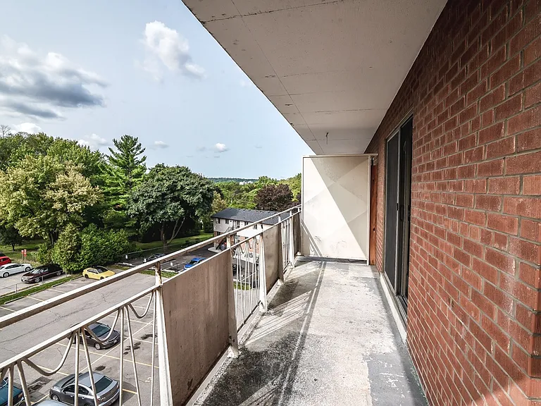 484 Queenston Rd — Photo 5