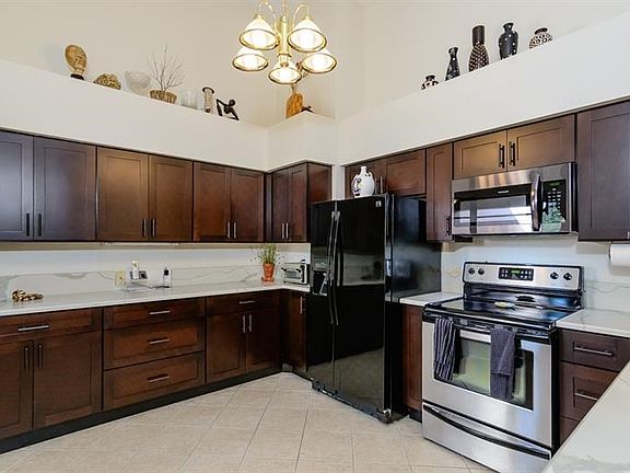 Completely Renovated Kitchen (10.5' x 12.11') Will Have You Swooning in Delight!