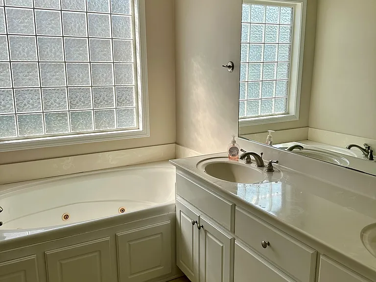 215 Ontario Dr — Photo 2