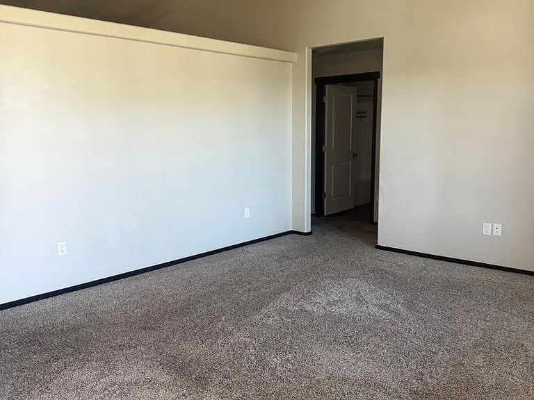 2766 Thrush St — Photo 37