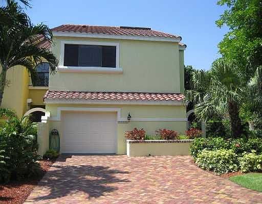 3/2.5 TOWNHOUSE WITH DOC SPACE AND WALKING DISTANCE TO BEACH