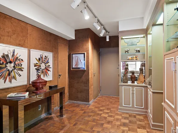 1025 5th Avenue image 2 of 7