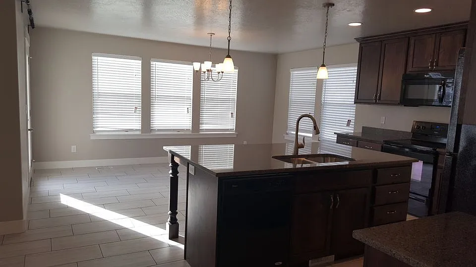 5 bed, 3350 sqft, $2,950 — Photo 4