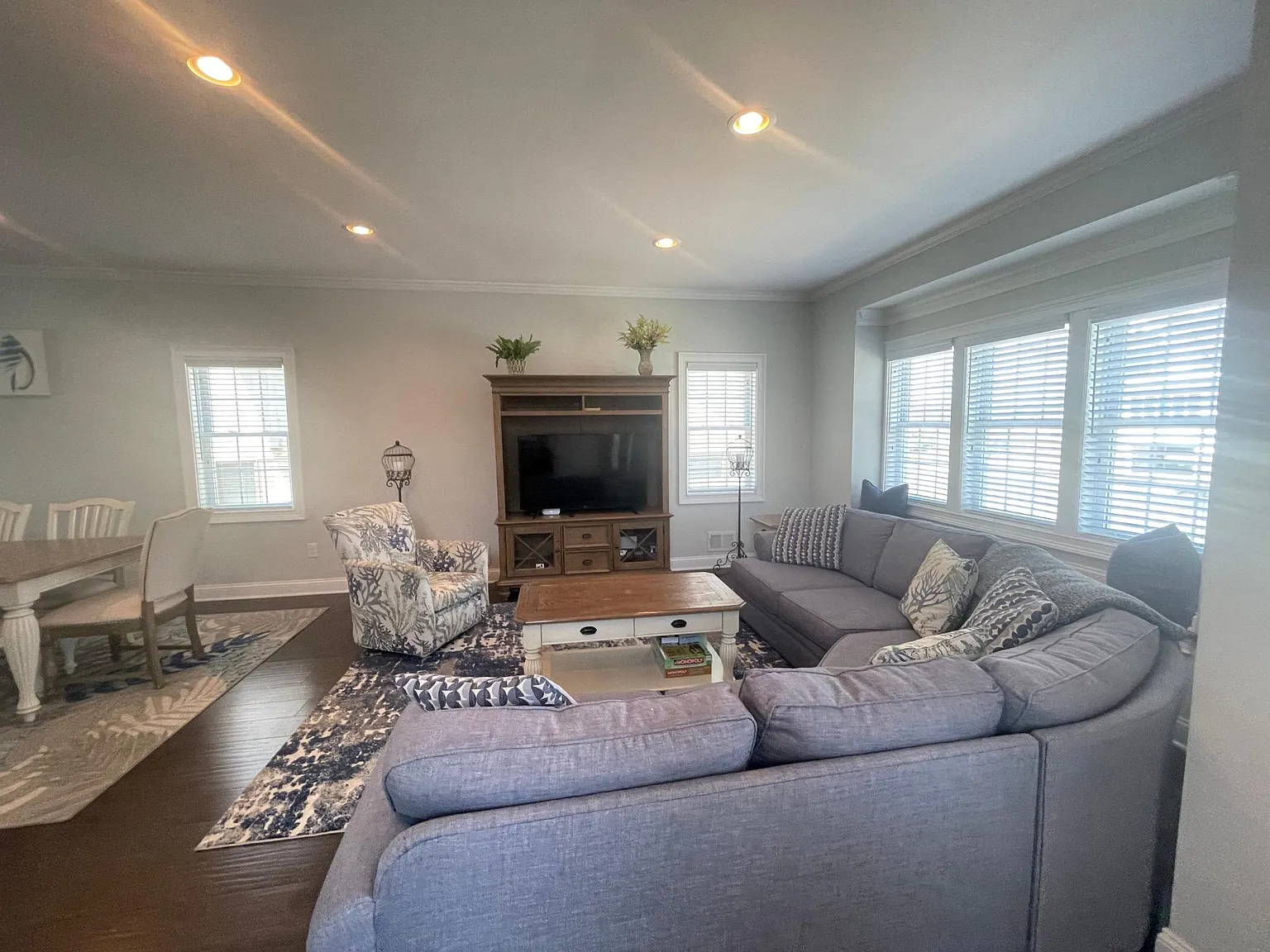 4 bed, 2565 sqft, $3,500 — Photo 3