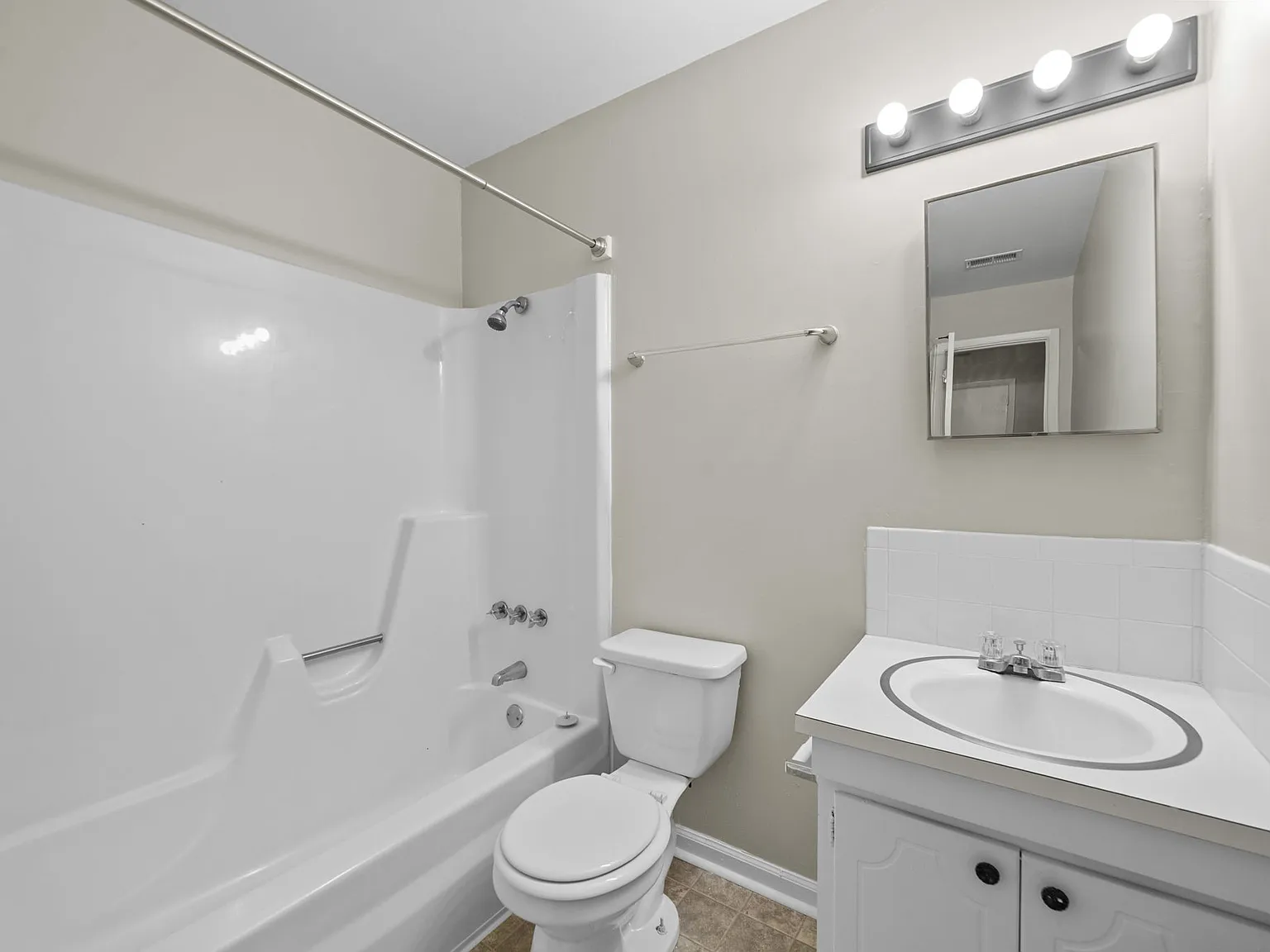 2 bed, 740 sqft, $1,100 — Photo 4