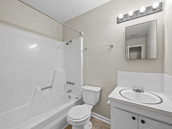 4th image of 110 Hedgecock Ave #8