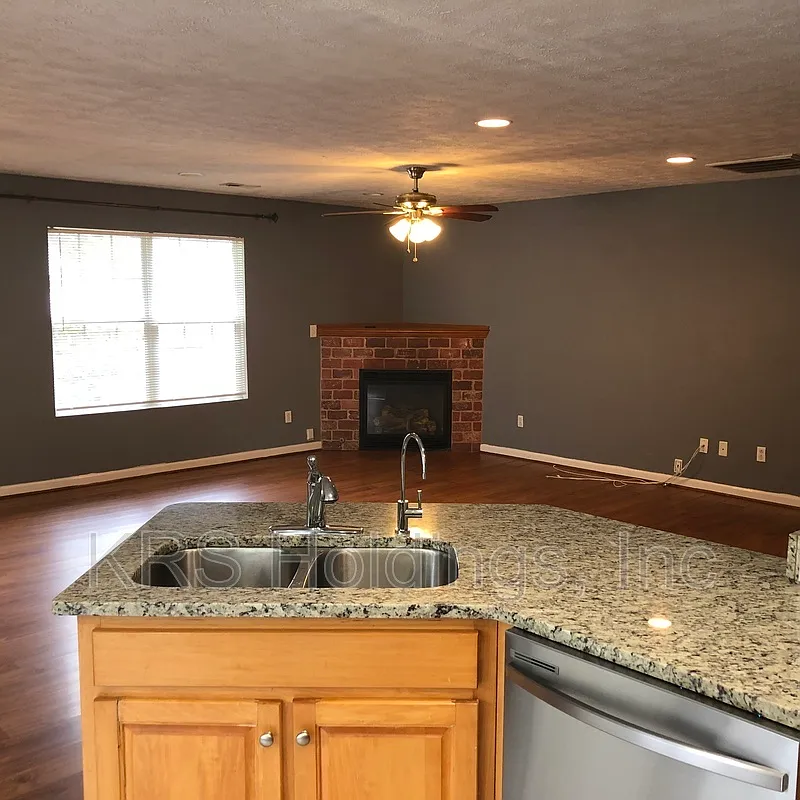 3 bed, 3.0 bath, $1,795 — Photo 4