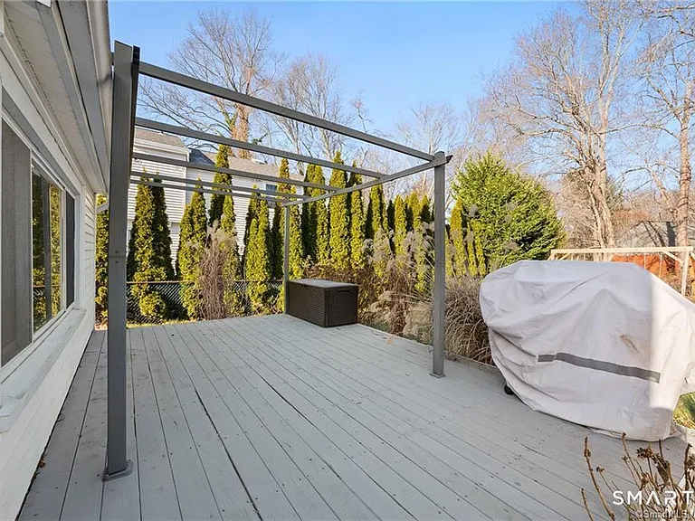 121 Shore Rd — Photo 27