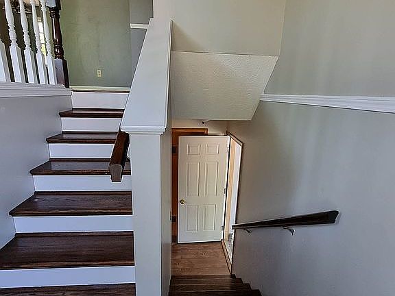 3rd image of 1011 W Burt Dr