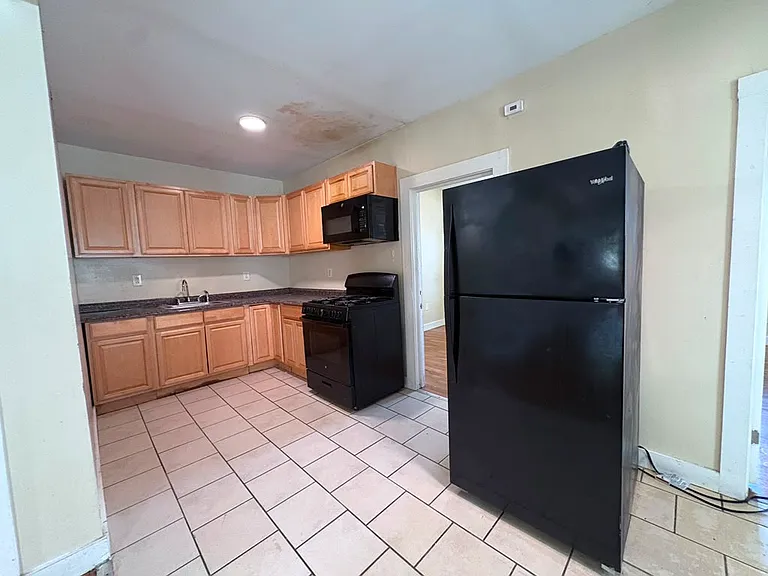 564 Howard Ave #2R — Photo 6