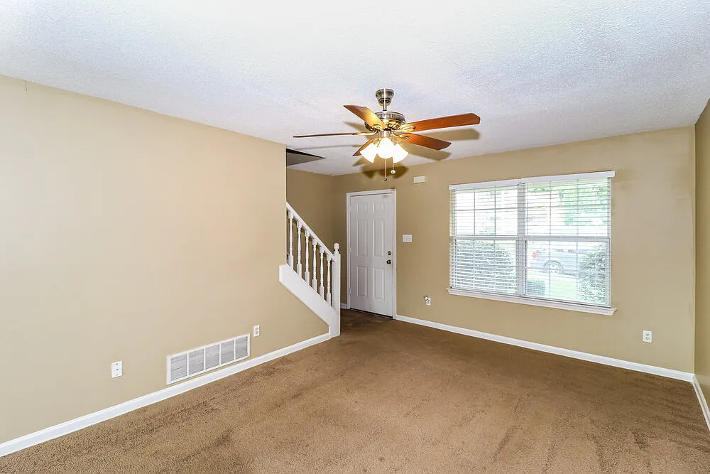 3 bed, 2.5 bath, 1258 sqft, $1,590 — Photo 4