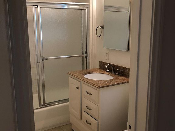 3rd image of 1541 N Catalina St APT B